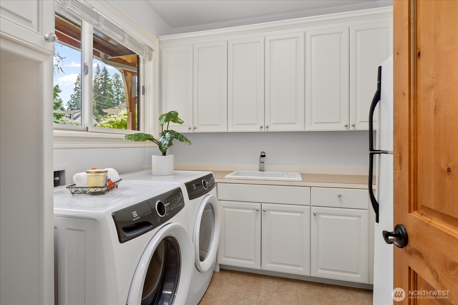 18608 Sound View Place Edmonds, WA 98020 - Photo 26 of 40