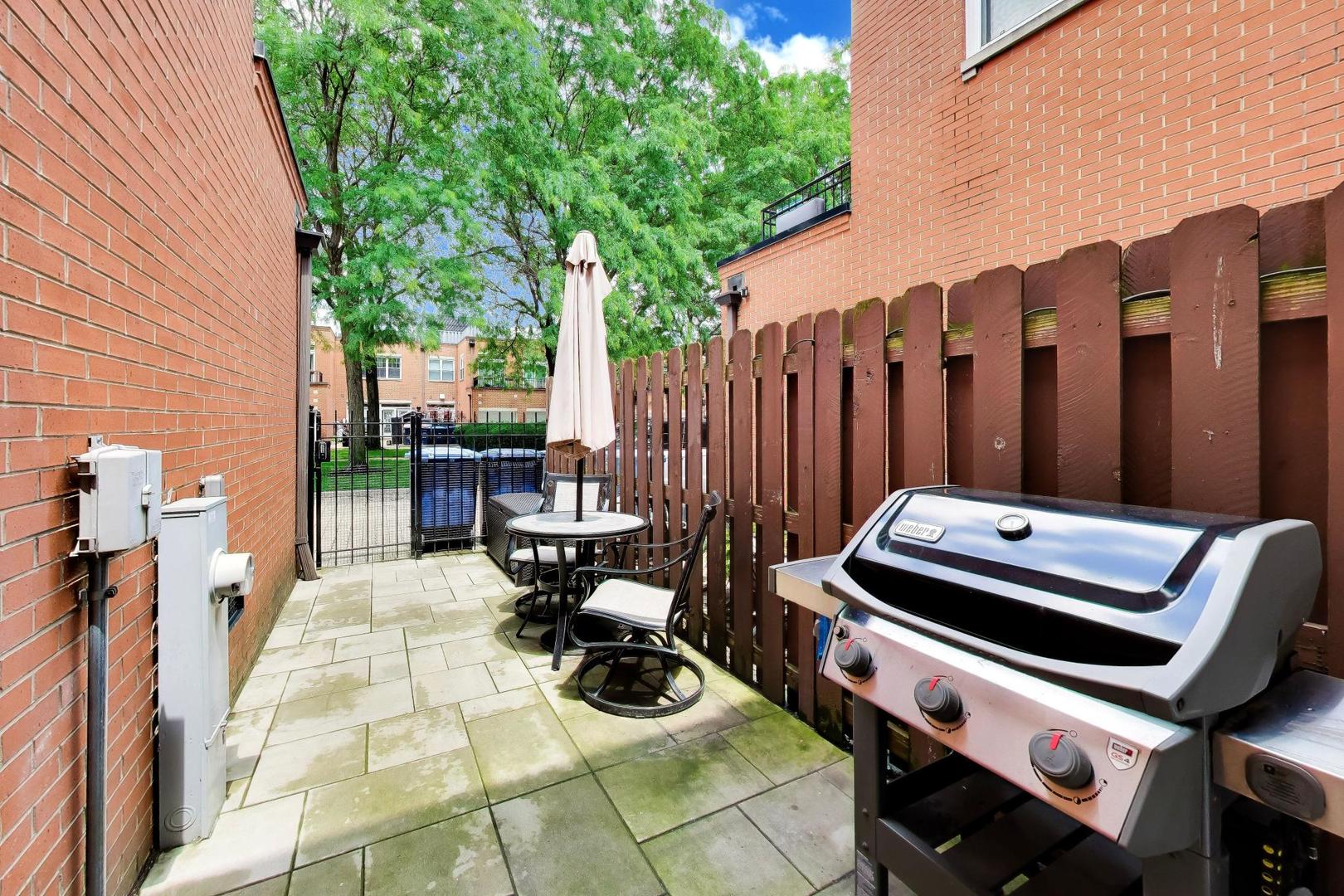 232 West Scott Street Chicago, IL 60610 - Photo 35 of 39 a view of a patio with a table and chairs
