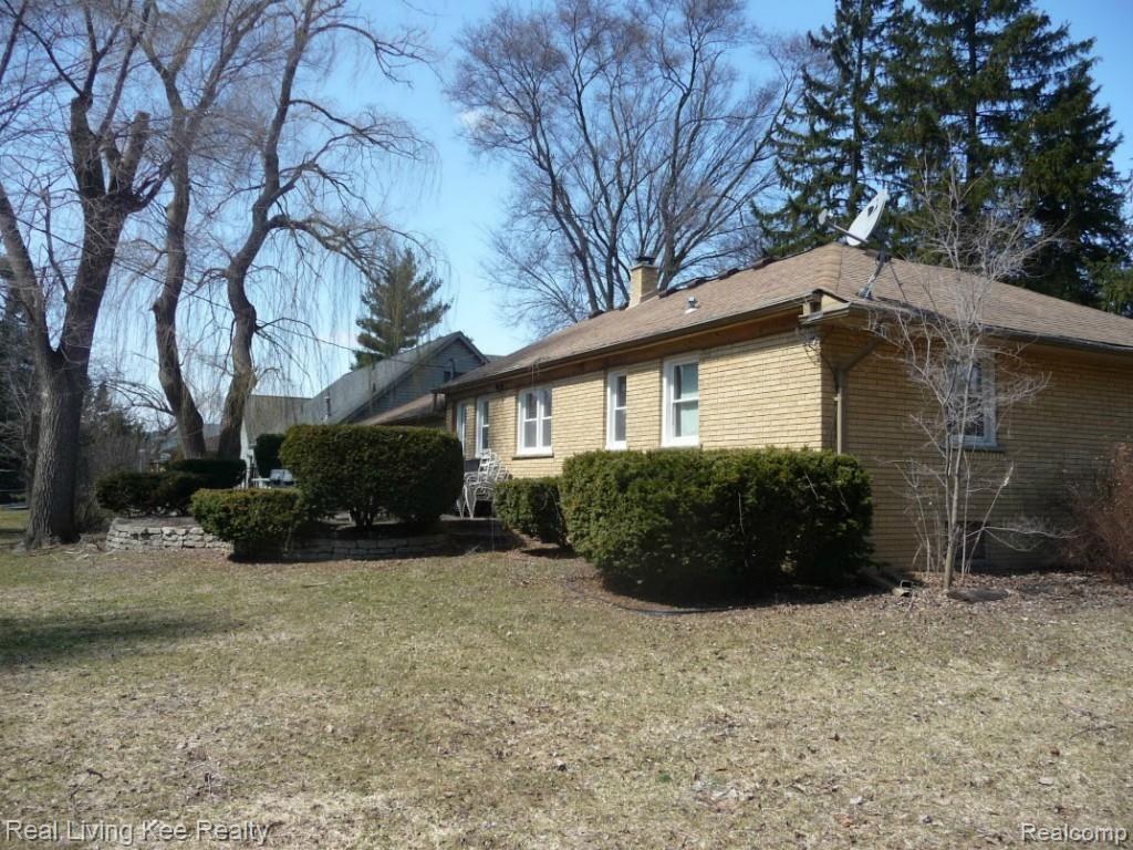 1744 East Hamlin Road Rochester, MI 48307 - Photo 10 of 11 Side of Home 2.jpg