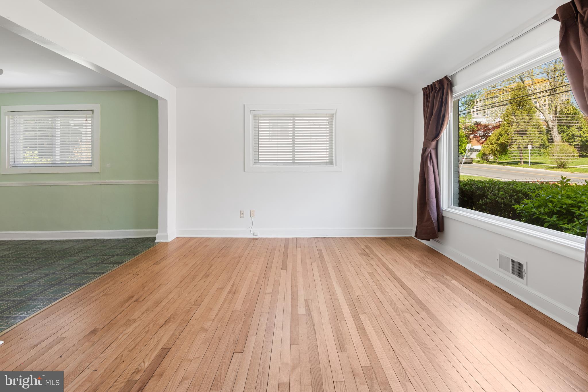 2206 Prichard Road Silver Spring, MD 20902 - Photo 10 of 33 Living room