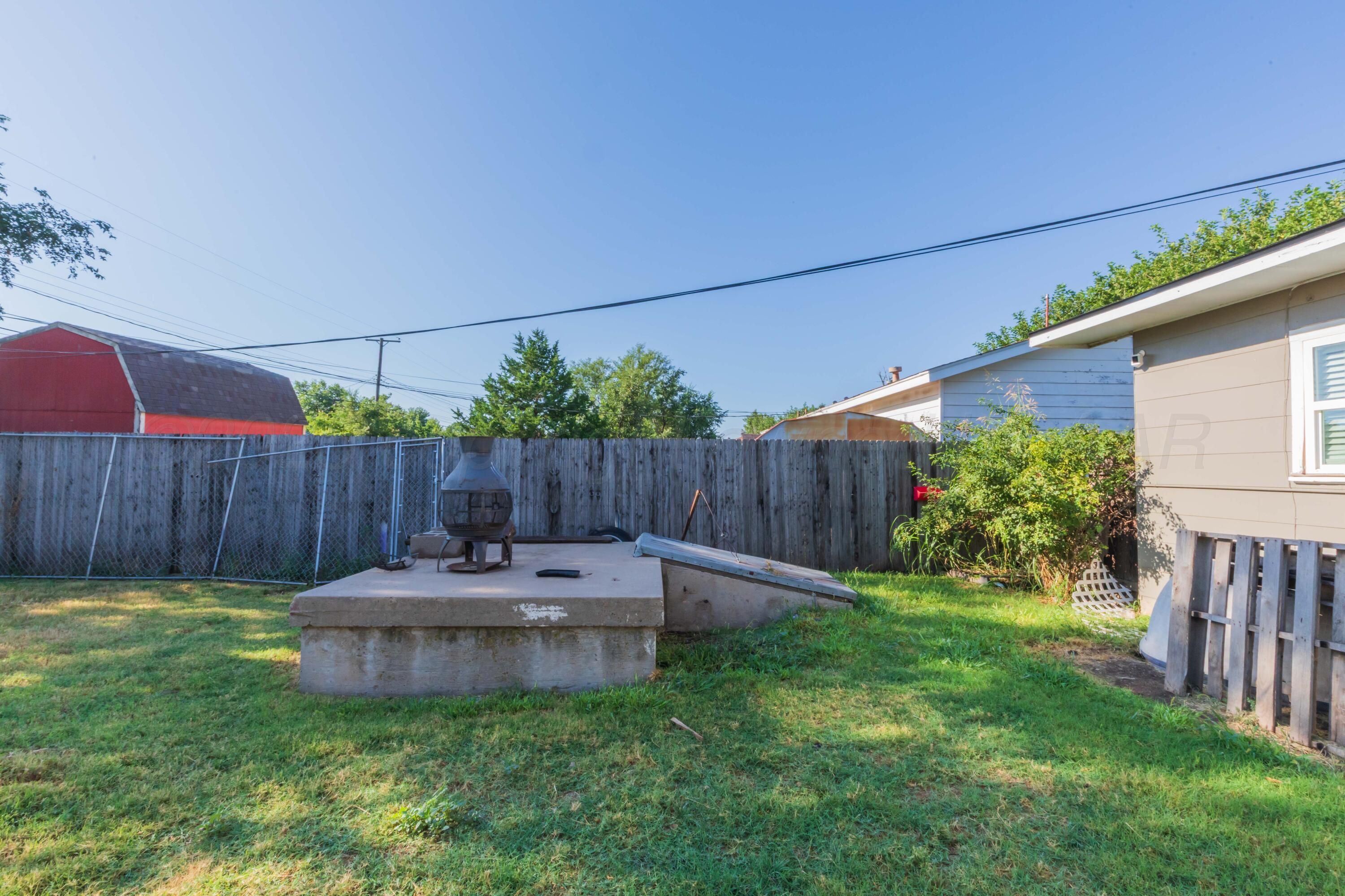 2138 North Sumner Street Pampa, TX 79065 - Photo 28 of 30 a view of a backyard with plants and wooden fence