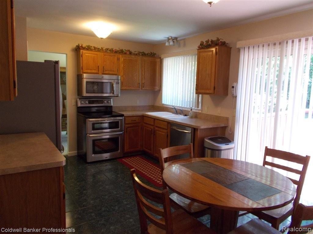 527 Bolinger Street Rochester, MI 48307 - Photo 6 of 22 Doorwall off Kitchen
