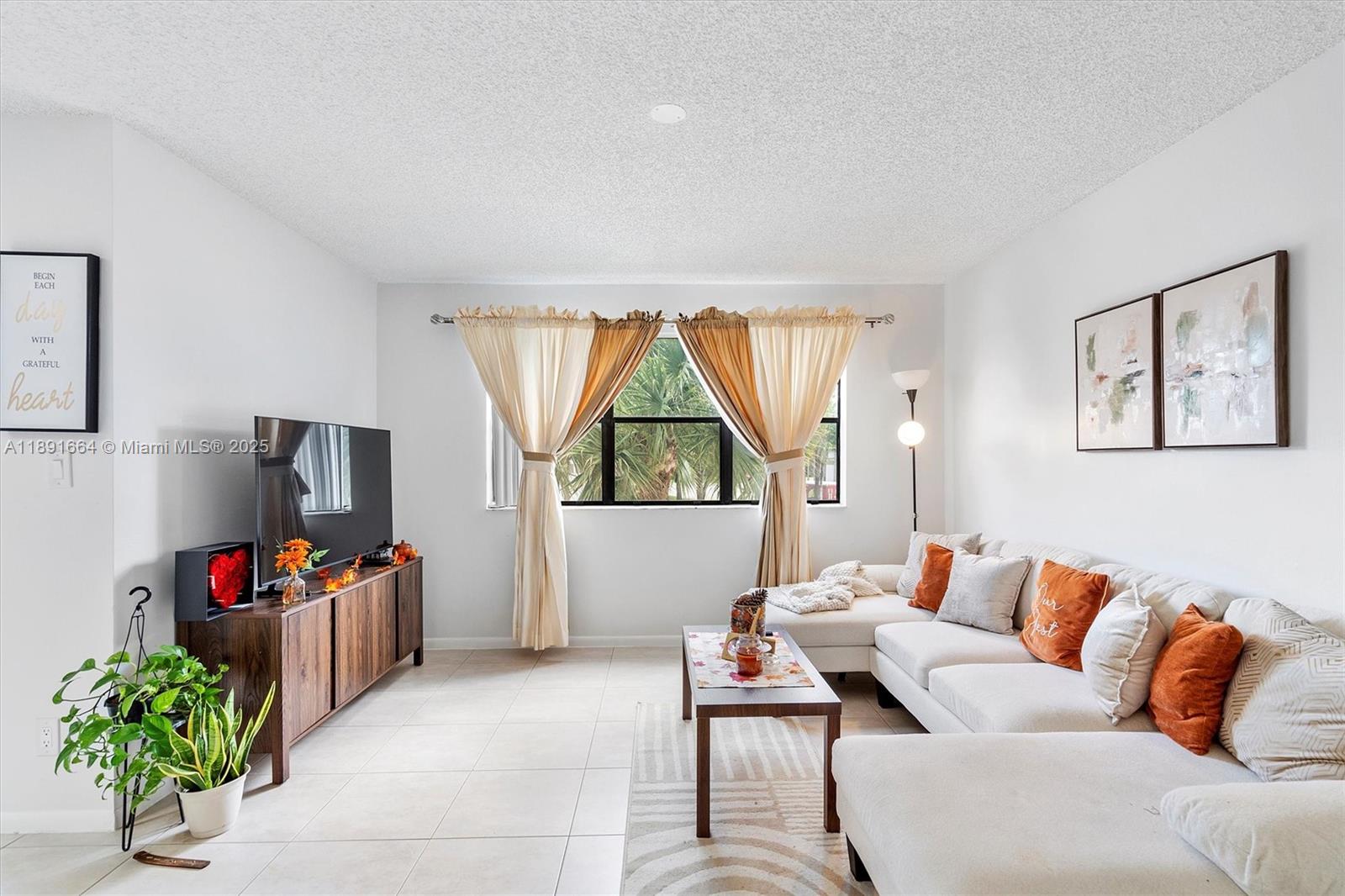 510 South Park Road, Unit 2510 Hollywood, FL 33021 - Photo 3 of 14 a living room with furniture flowerpot and a fireplace