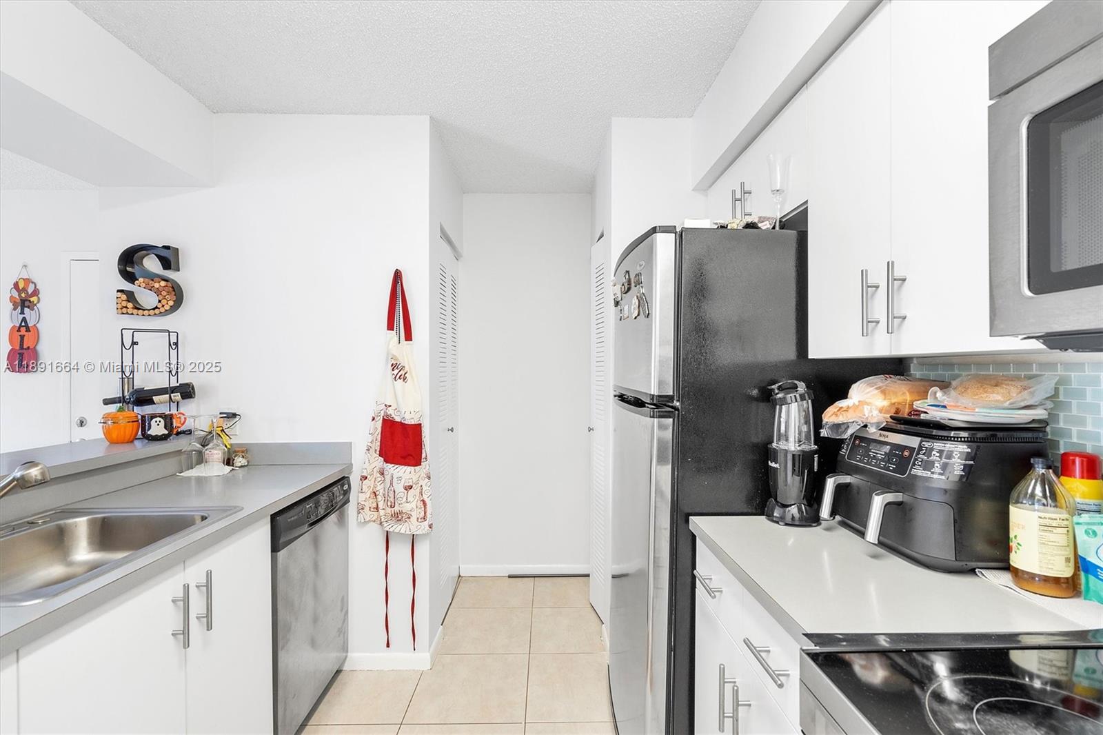 510 South Park Road, Unit 2510 Hollywood, FL 33021 - Photo 6 of 14 a kitchen with a sink stove and refrigerator