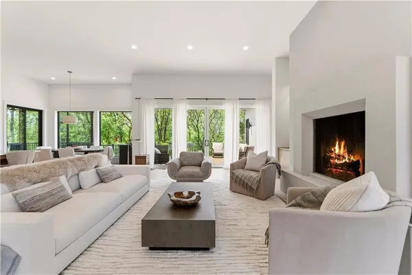 $1,695,000 | 7300 Northwest Pampas Lane, Parkville, MO 64152