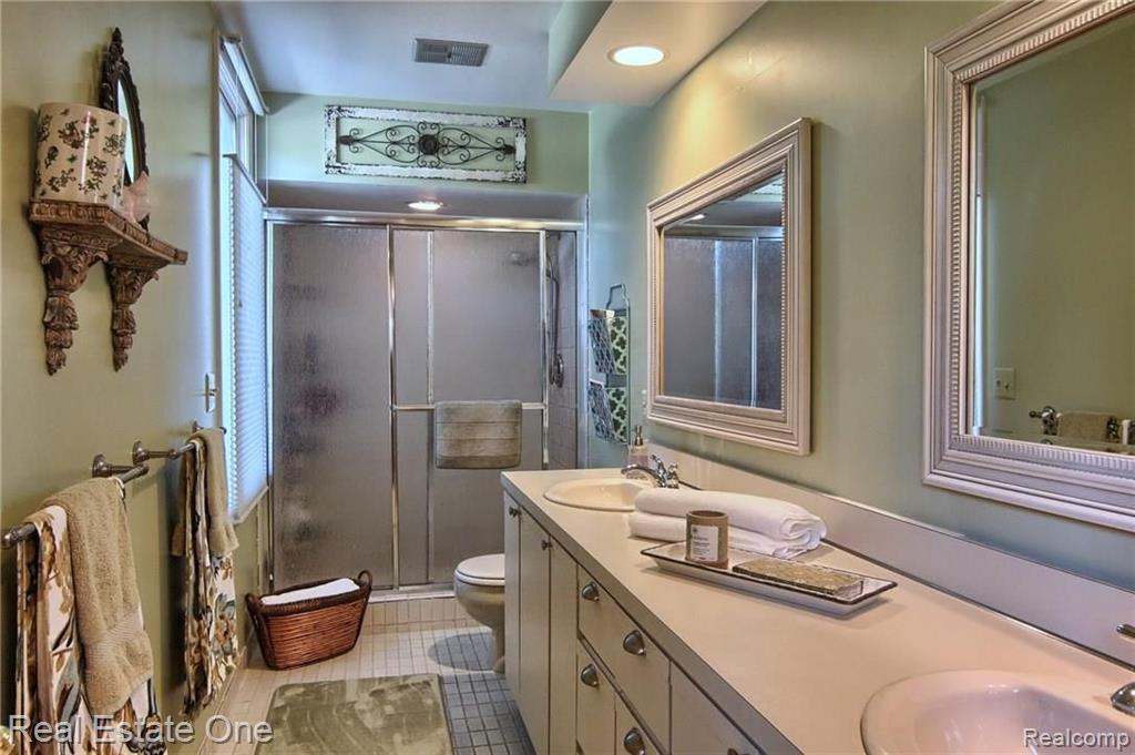 31135 Country Ridge Circle Farmington Hills, MI 48331 - Photo 26 of 37