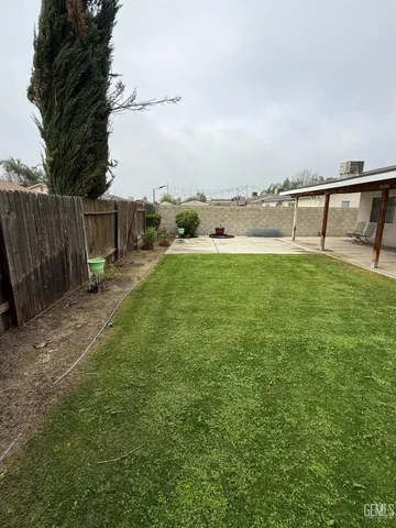a view of a backyard