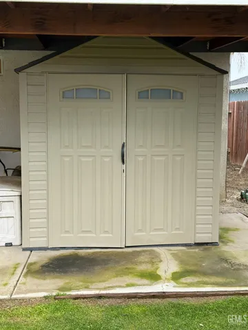 a view of a garage
