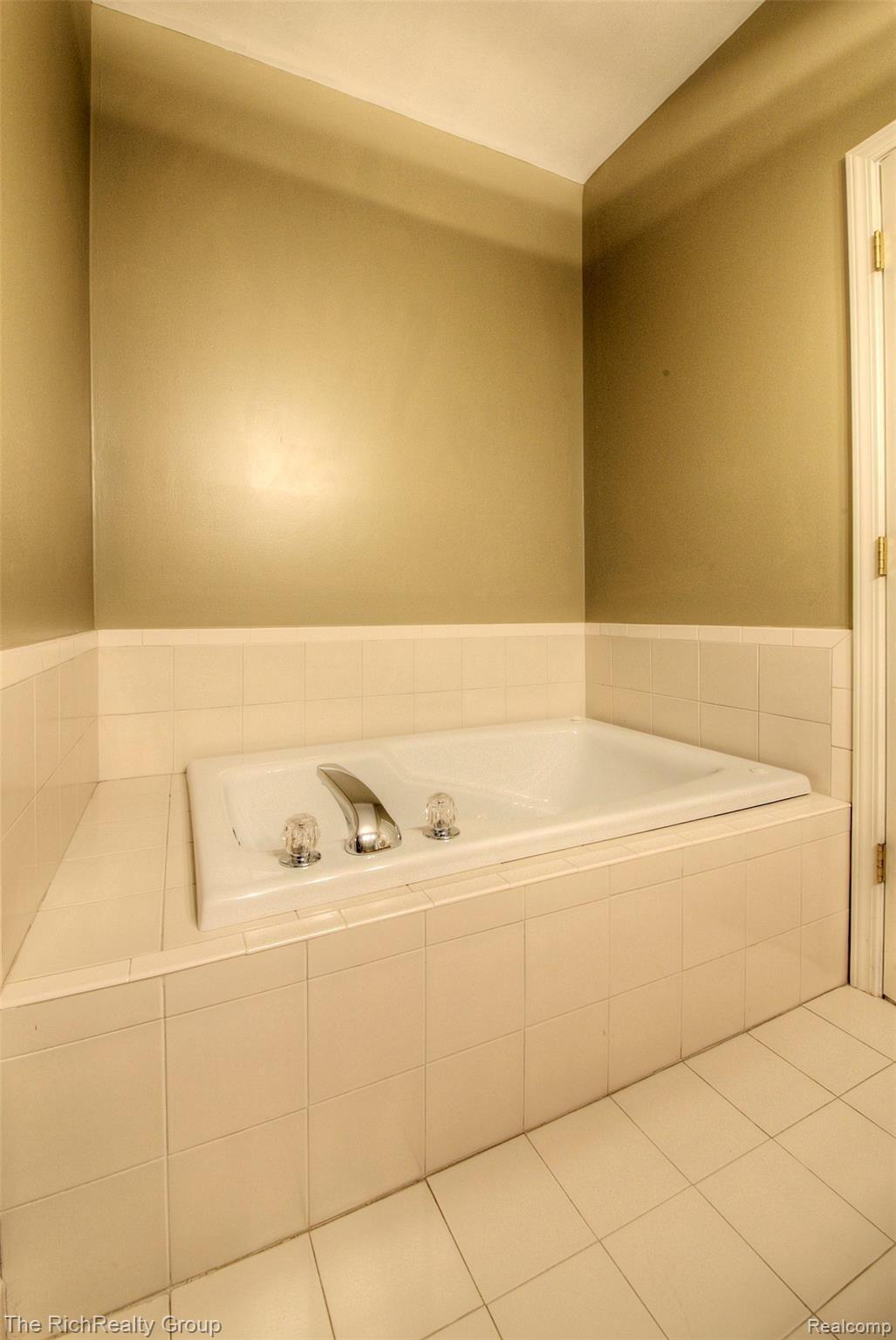 41796 Glade Road, Unit 43 Canton, MI 48187 - Photo 20 of 35 Enjoy a quiet soak in the jetted tub