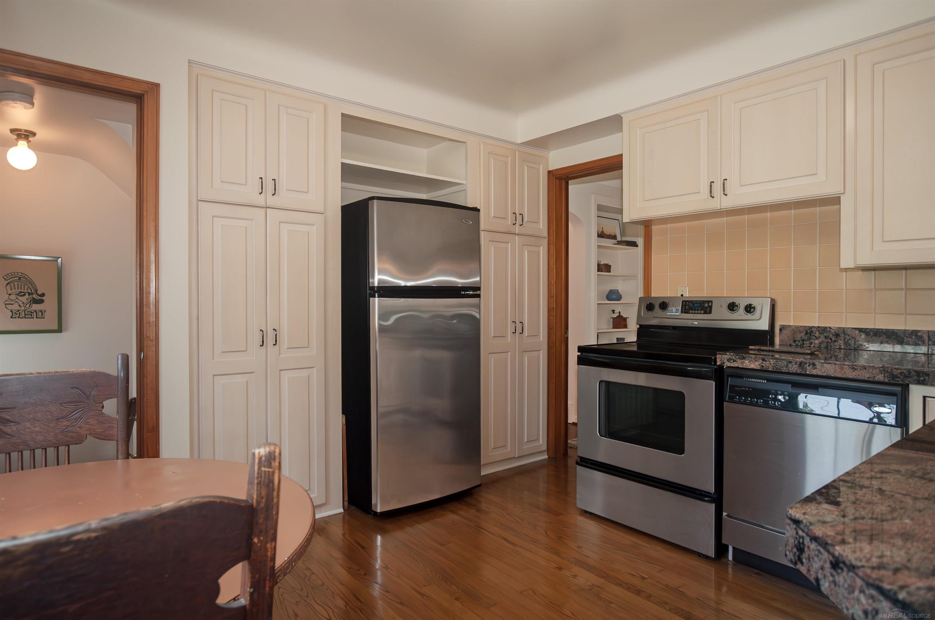1636 Hawthorne Road Grosse Pointe, MI 48236 - Photo 12 of 41 50149731-126407d0-4e09-4d86-a5c6-9781811903df.JPG