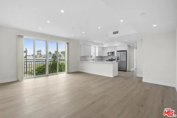 $3,690 | 11042 La Maida Street, Unit 202, North Hollywood, CA 91601