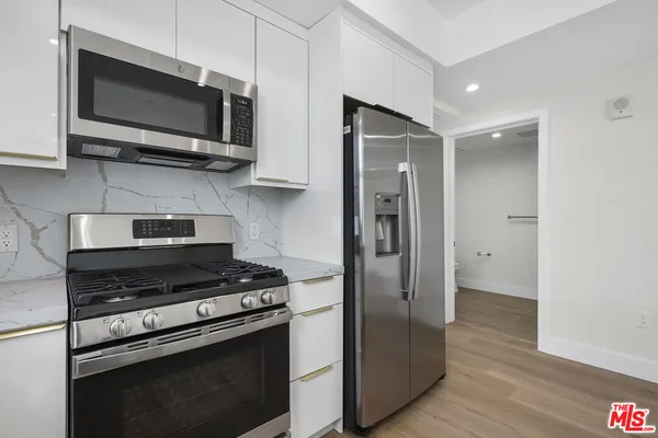 $3,690 | 11042 La Maida Street, Unit 202, North Hollywood, CA 91601