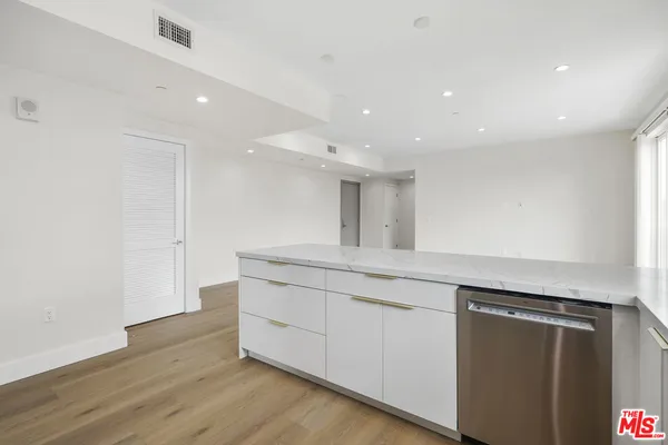 $3,690 | 11042 La Maida Street, Unit 202, North Hollywood, CA 91601
