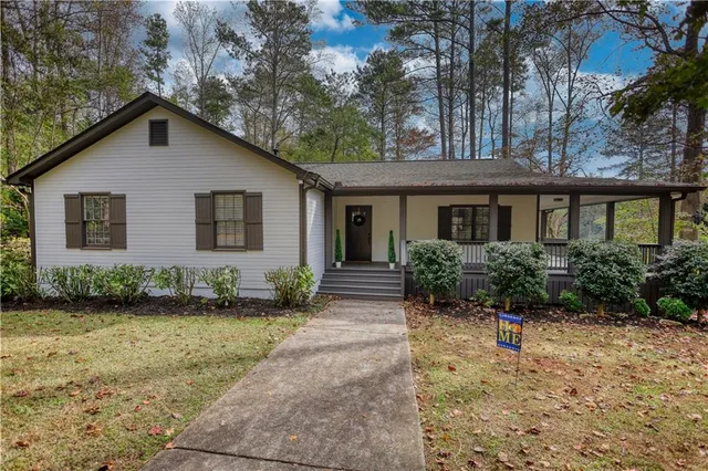 a view of a house with yard and plants
