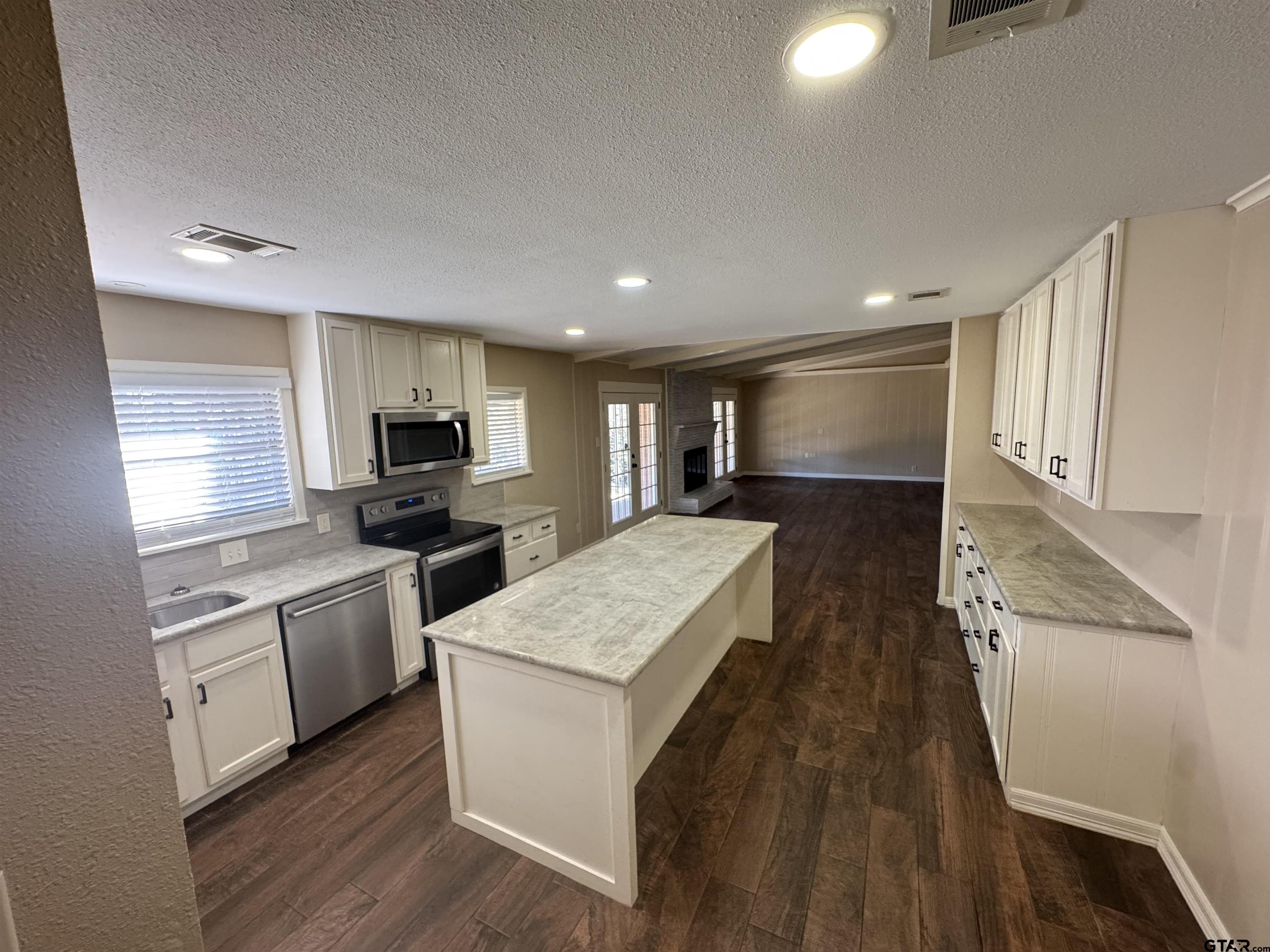 1823 Overbrook Drive Tyler, TX 75703 - Photo 5 of 48