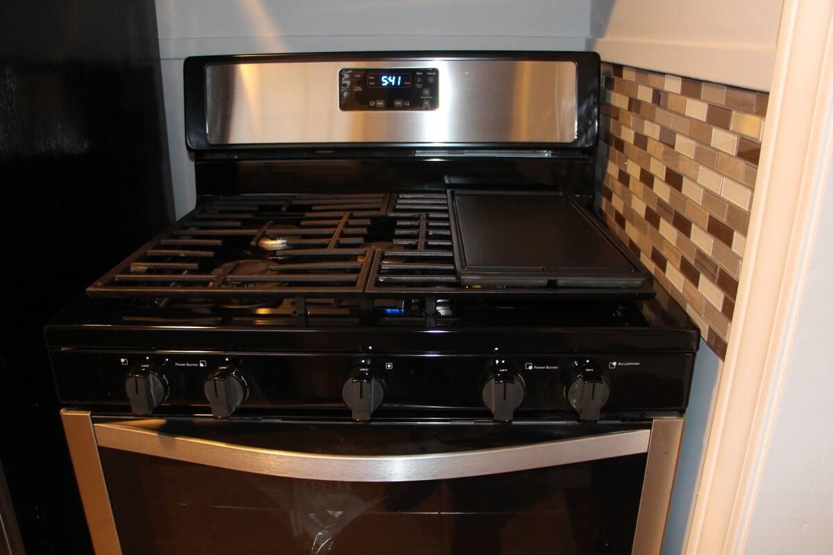 147 Roberta Drive Memphis, TN 38112 - Photo 13 of 14 a close view of stove top oven