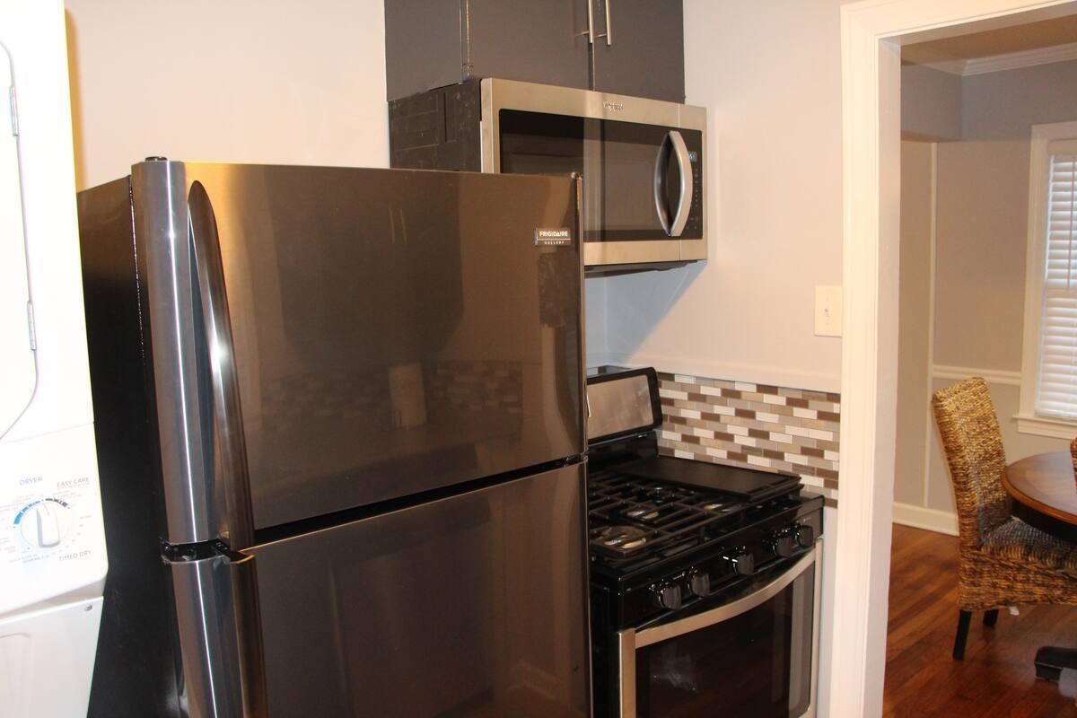 147 Roberta Drive Memphis, TN 38112 - Photo 14 of 14 a close view of a stove and refrigerator
