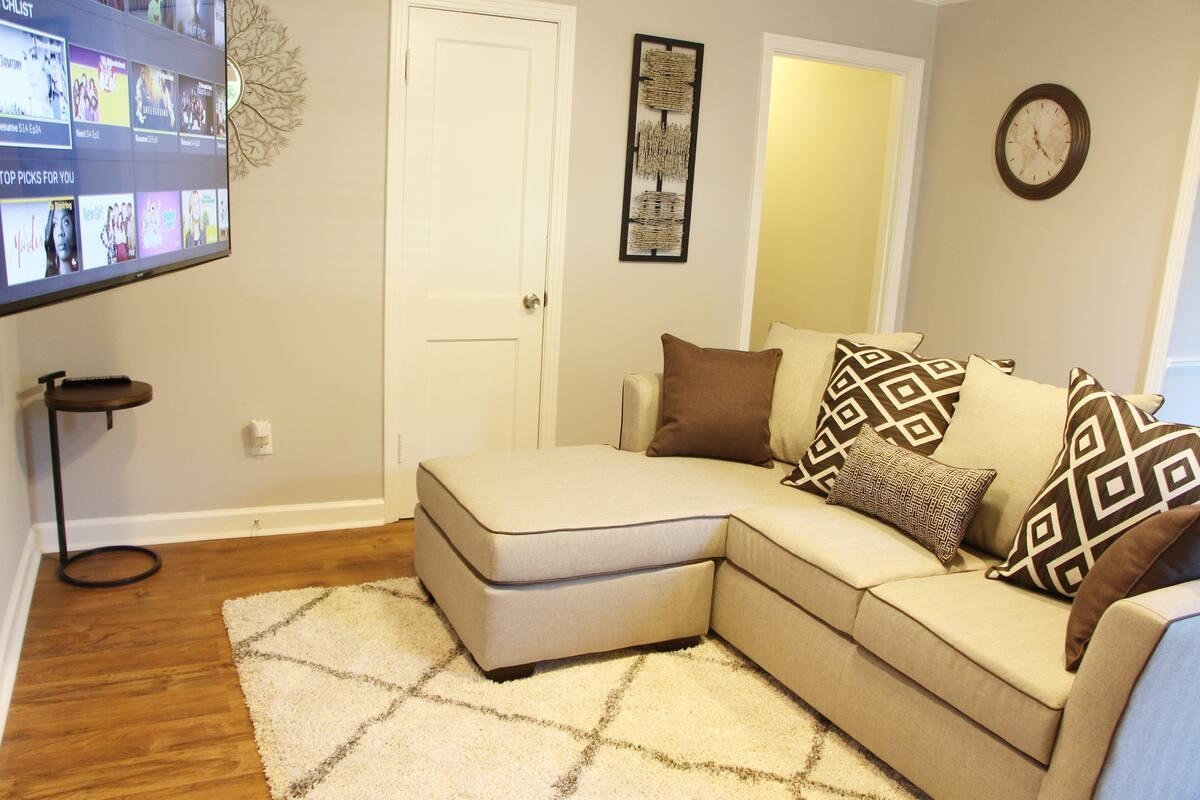 147 Roberta Drive Memphis, TN 38112 - Photo 2 of 14 a bedroom with a couch and cabinets