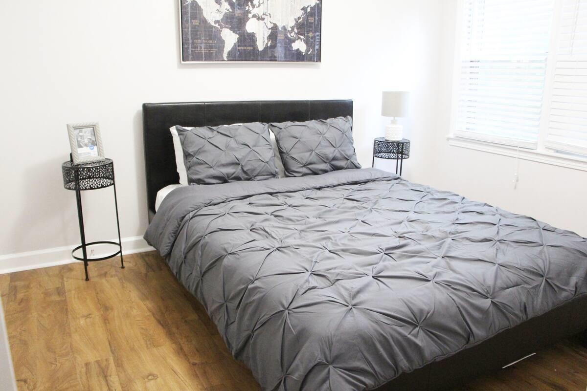 147 Roberta Drive Memphis, TN 38112 - Photo 6 of 14 a bedroom with a bed and a window