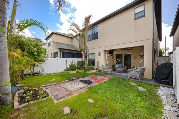 a view of backyard with a garden