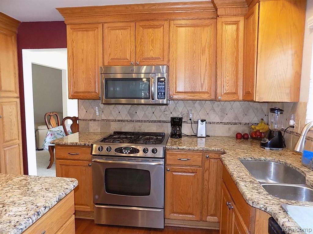 710 Abbey Court Rochester Hills, MI 48307 - Photo 24 of 46