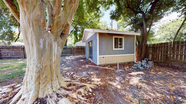 a view of house with backyard and trees
