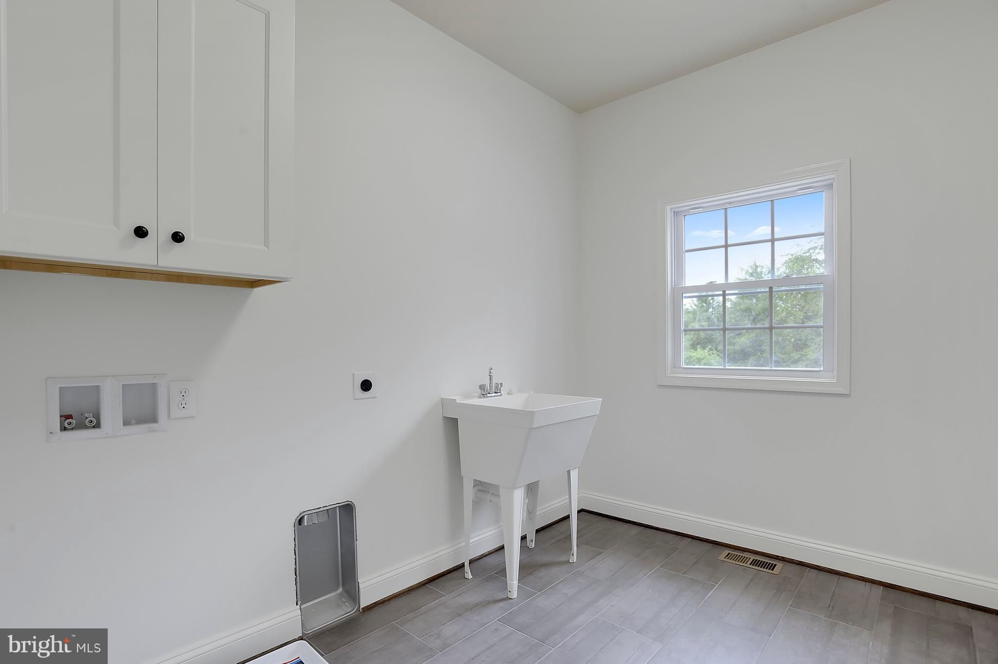 39181 Aldie Road Aldie, VA 20105 - Photo 26 of 30 Main Level Laundry Room