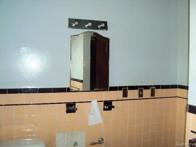 2nd floor bath alt.jpg
