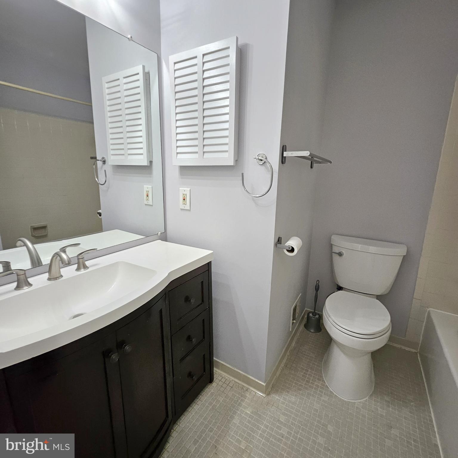 7244 Greentree Road Bethesda, MD 20817 - Photo 15 of 21 Full hall Tub bath