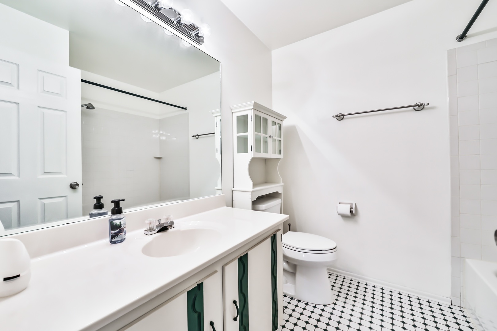 1502 7 Pines Road, Unit D2 Schaumburg, IL 60193 - Photo 15 of 34 a bathroom with a sink a toilet a shower and a mirror