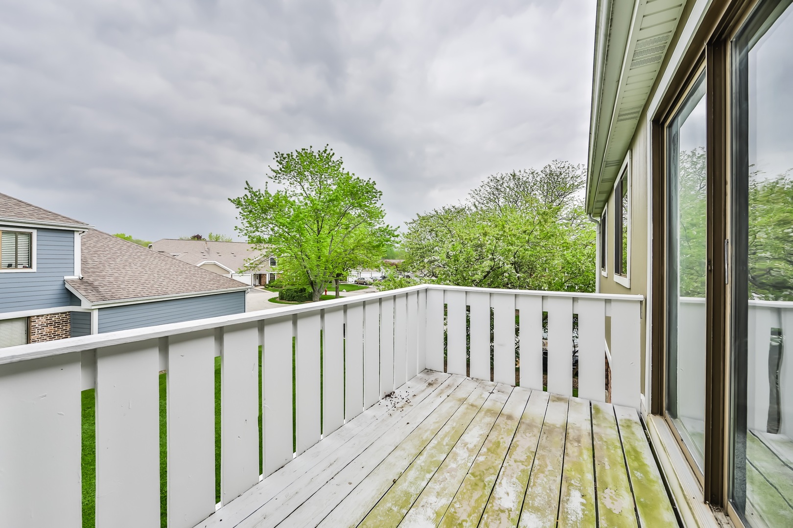 1502 7 Pines Road, Unit D2 Schaumburg, IL 60193 - Photo 31 of 34 a balcony view with wooden floor and fence