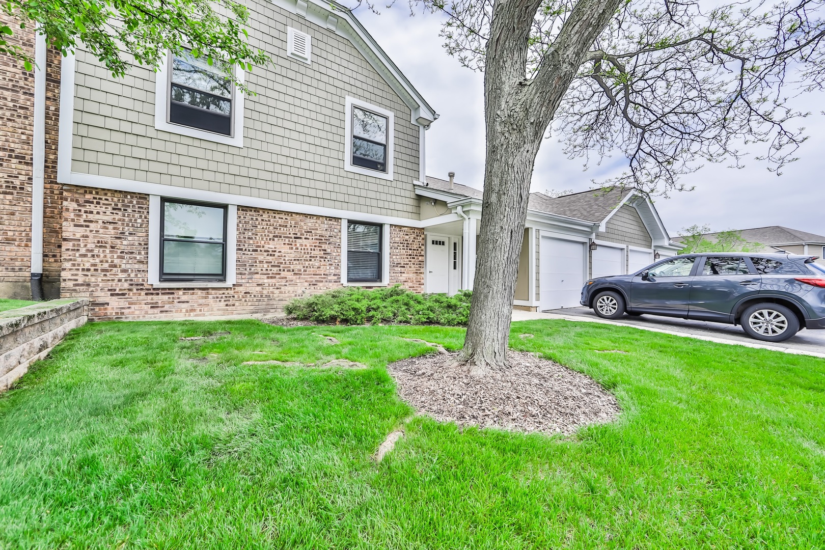 1502 7 Pines Road, Unit D2 Schaumburg, IL 60193 - Photo 33 of 34 a front view of a house with garden