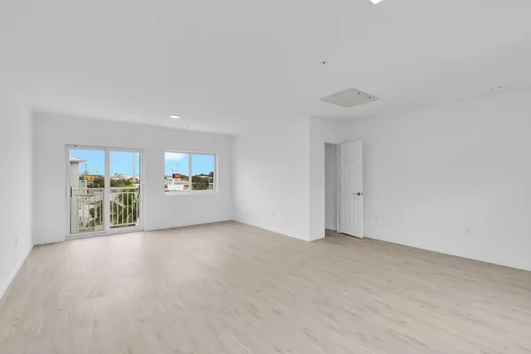 a view of a dinning table and chairs in patio