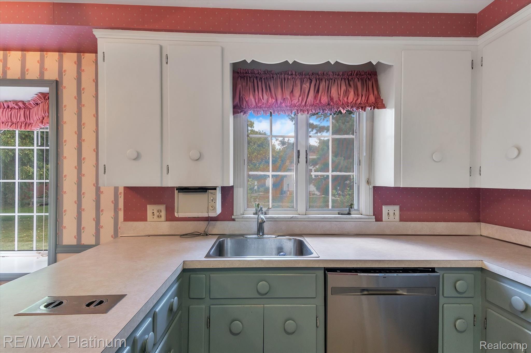 110 Riddle Street Howell, MI 48843 - Photo 6 of 39 Kitchen