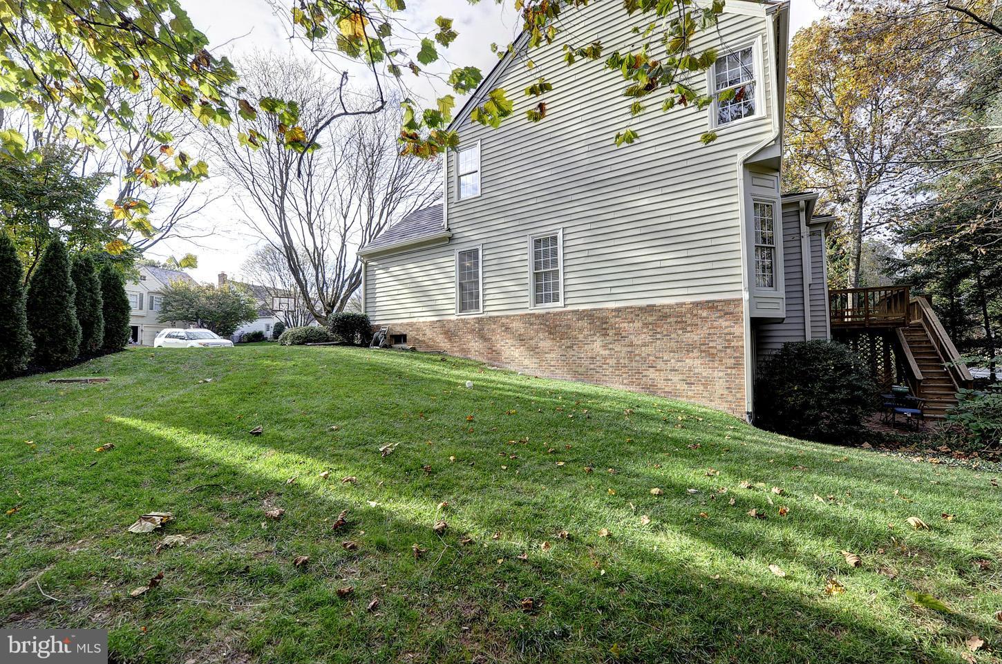 9702 Hidden Valley Road Vienna, VA 22181 - Photo 23 of 30 Side yard