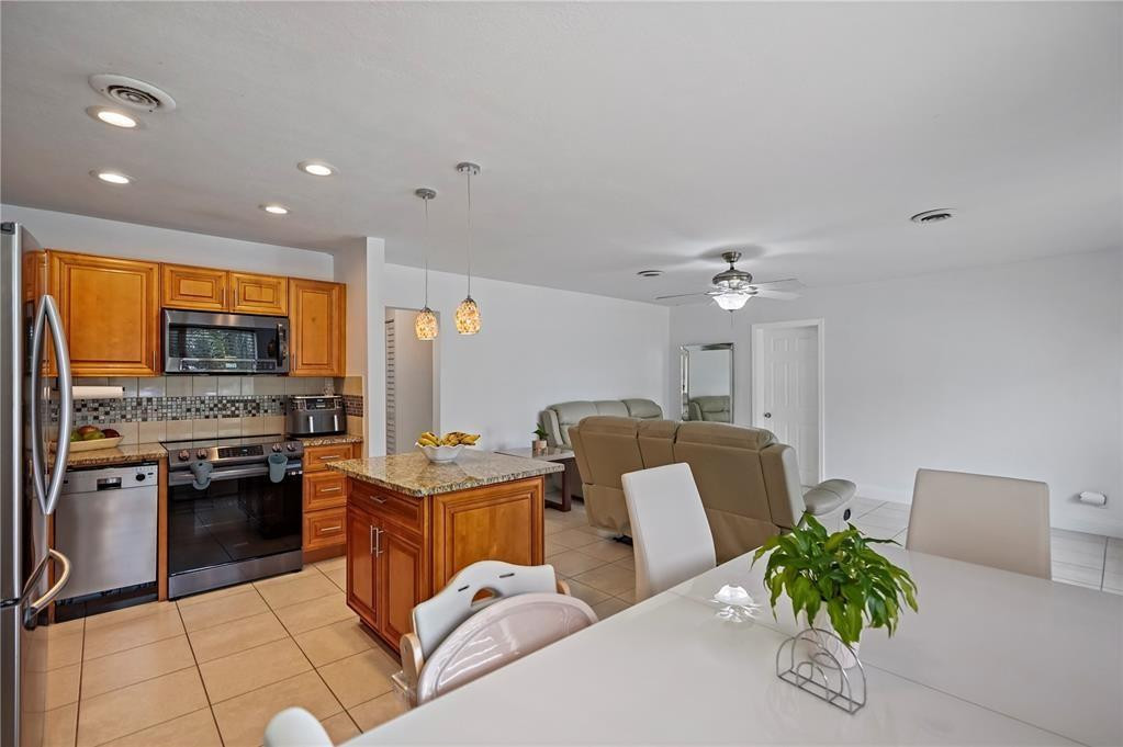 6129 Hogan Creek Road Margate, FL 33063 - Photo 8 of 31 Photo 8