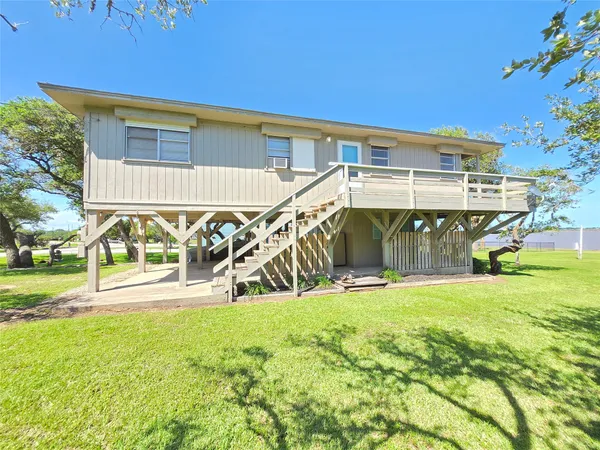 a view of a house with backyard