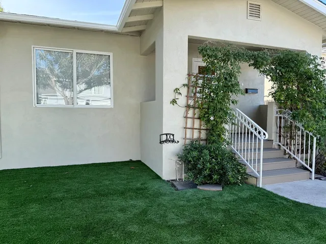 a view of a house with backyard