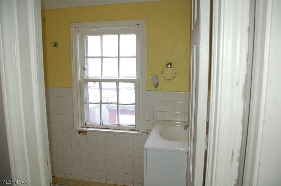 2167 Barrington Road Cleveland, OH 44118 - Photo 11 of 13