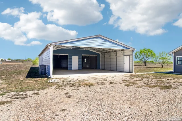 a view of a big room with closet