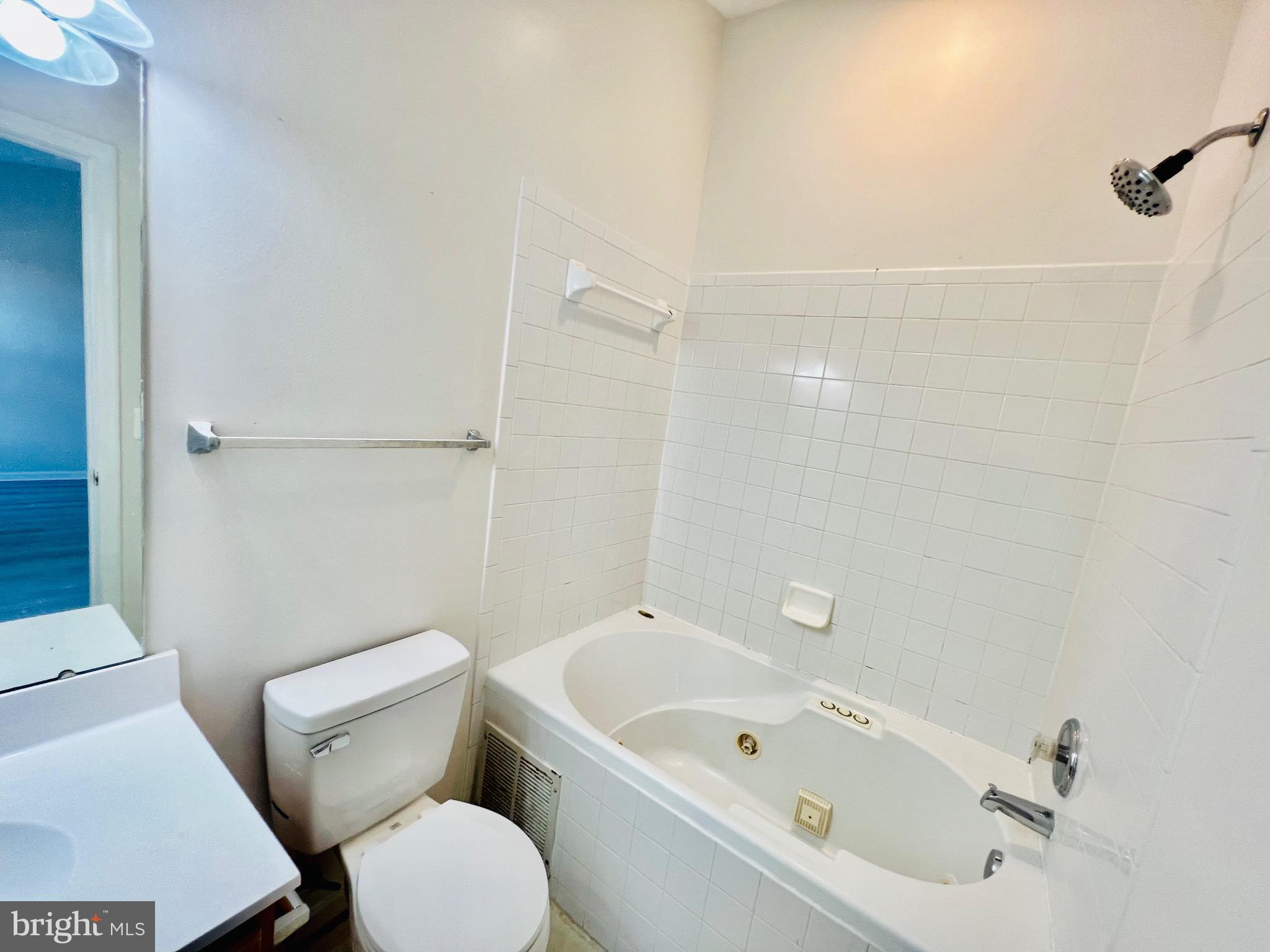 13251 Revillo Loop Woodbridge, VA 22191 - Photo 23 of 32 a bathroom with a toilet and a tub
