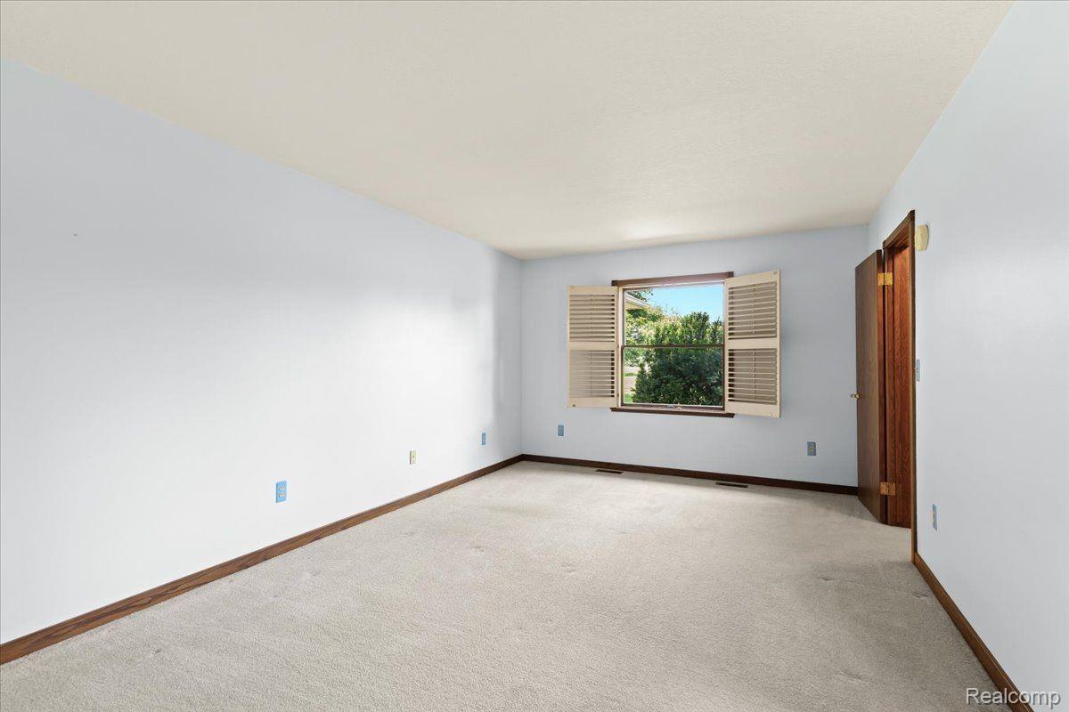 313 East Rolston Road Linden, MI 48451 - Photo 16 of 32 Large Primary Bedroom