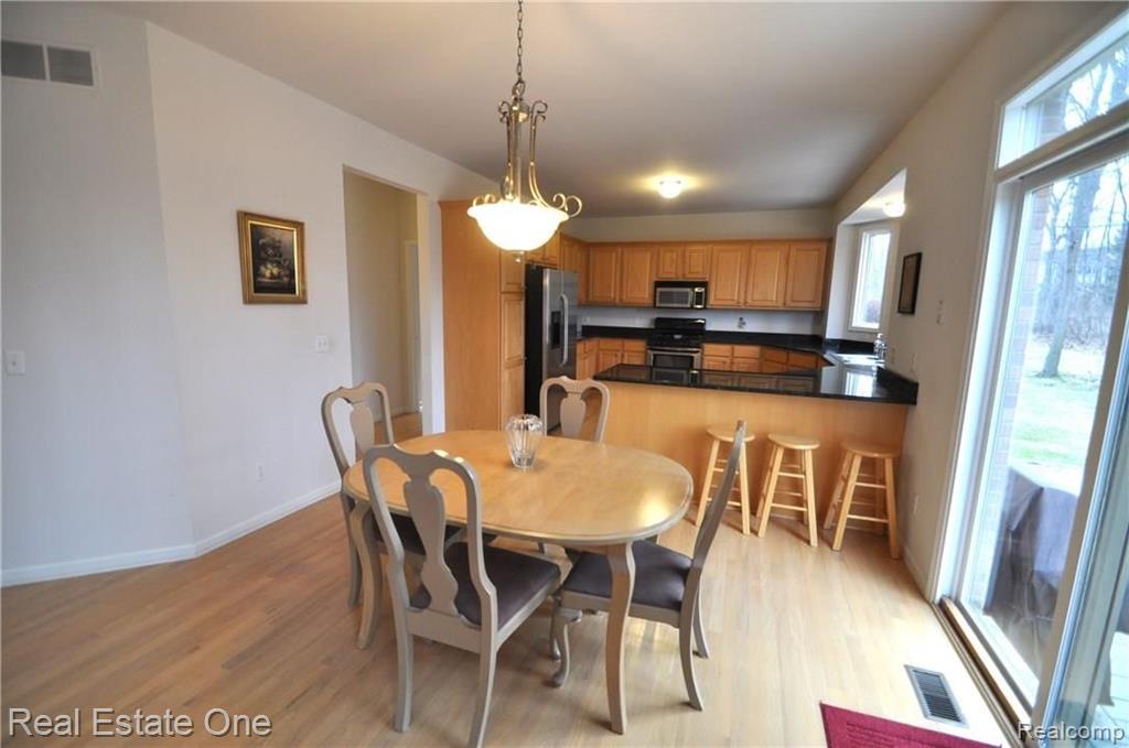 427 Mystic Valley Rochester Hills, MI 48307 - Photo 16 of 40