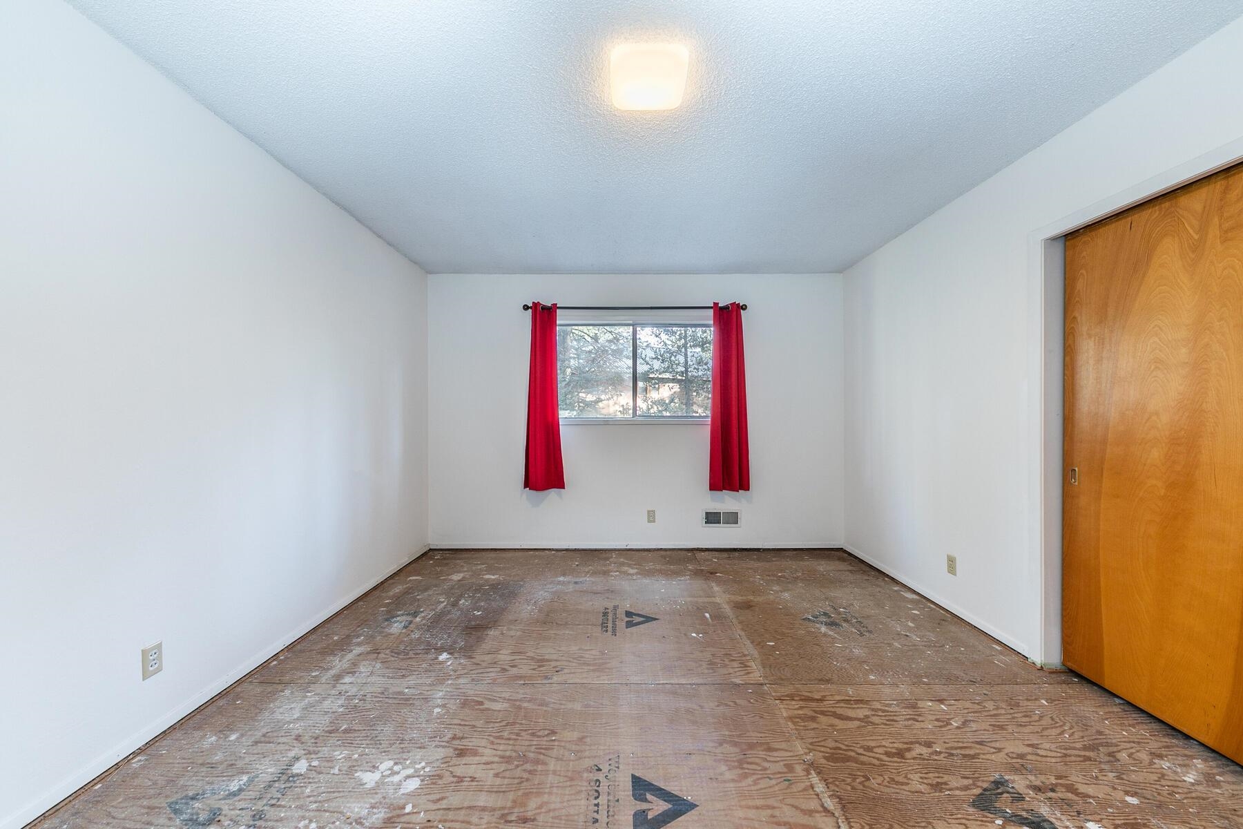 10191 Donner Trail Road Truckee, CA 96161 - Photo 14 of 21 a view of an empty room and window