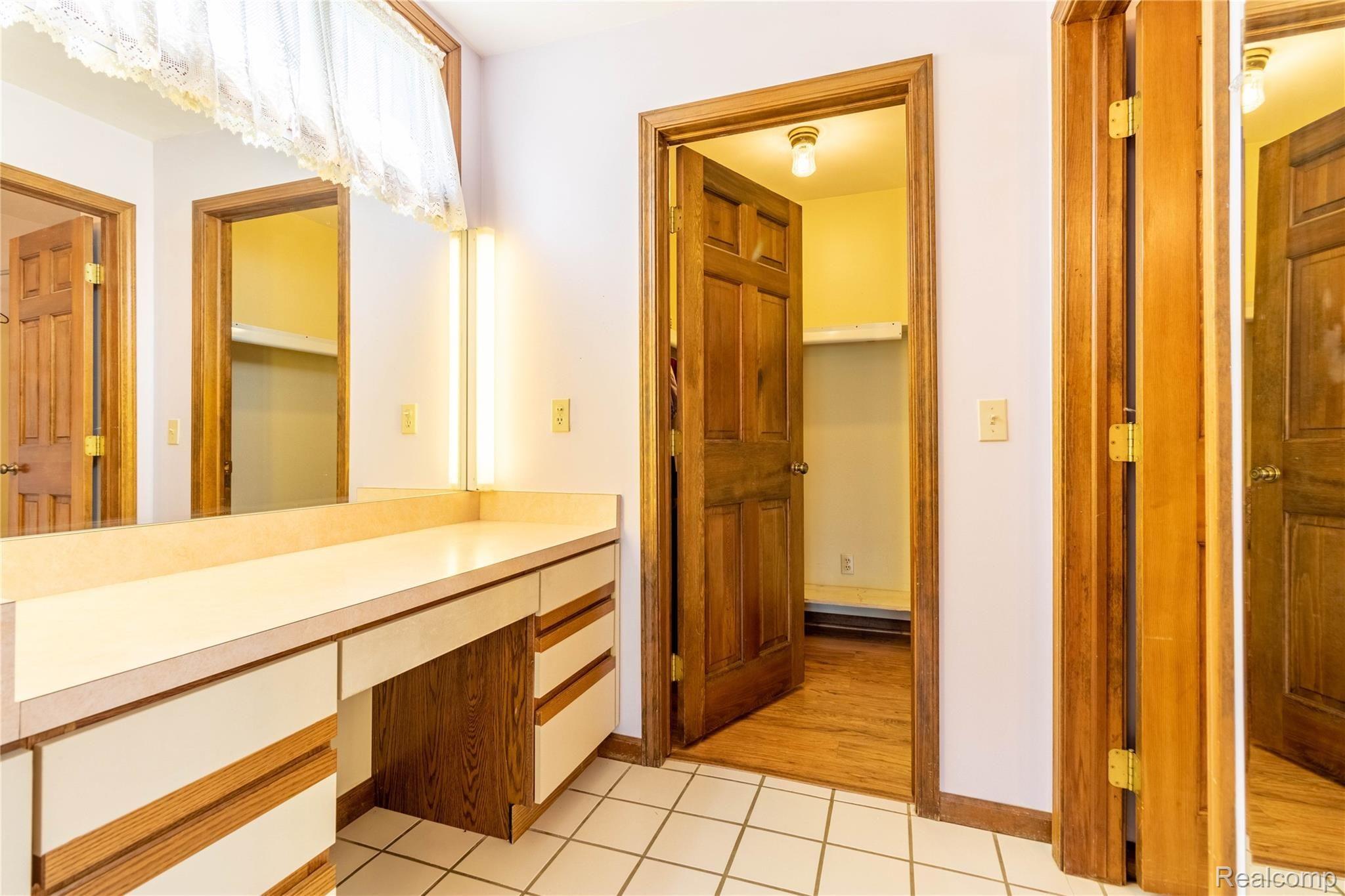 2859 Pleasant Valley Road Brighton, MI 48114 - Photo 21 of 43 33.Masterbathroom