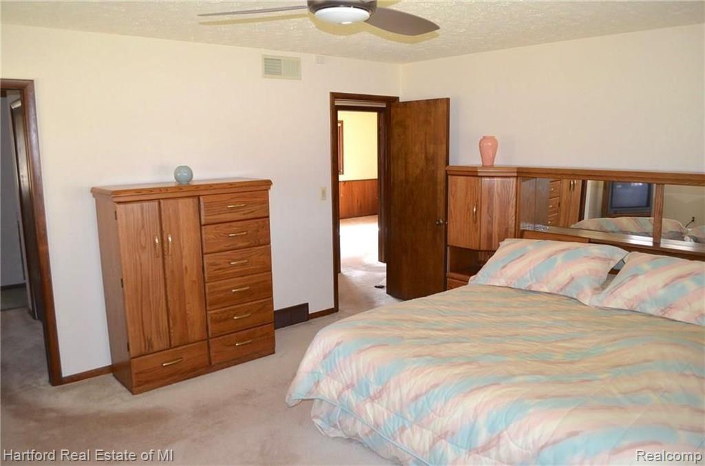 30098 Richmond Road Farmington Hills, MI 48334 - Photo 24 of 61