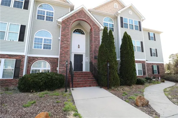 $1,295 | 3761 Holmes Creek Place, Unit 302, Winston-Salem, NC 27127