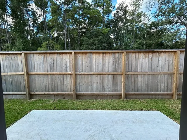 a view of a backyard