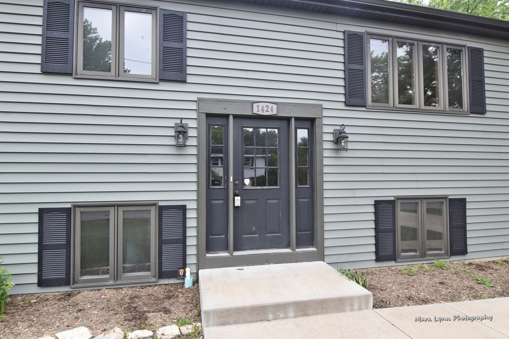1424 Sunset Road Geneva, IL 60134 - Photo 2 of 38 a front view of a house