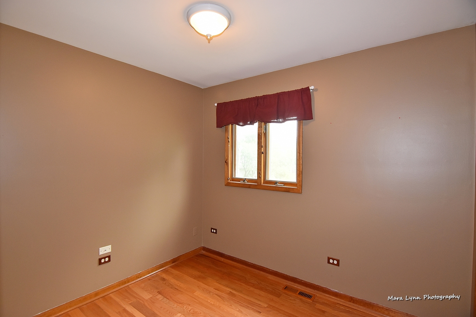 1424 Sunset Road Geneva, IL 60134 - Photo 16 of 38 an empty room with a window
